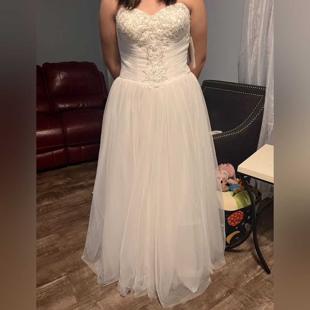 David’s Bridal Wedding Dress - Size 10